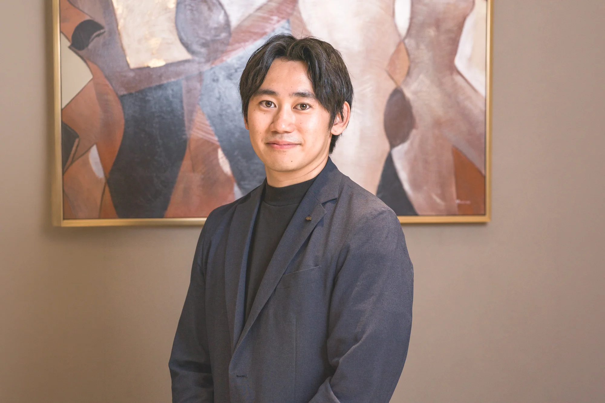 アートを背景にしたビジネスポートレート
