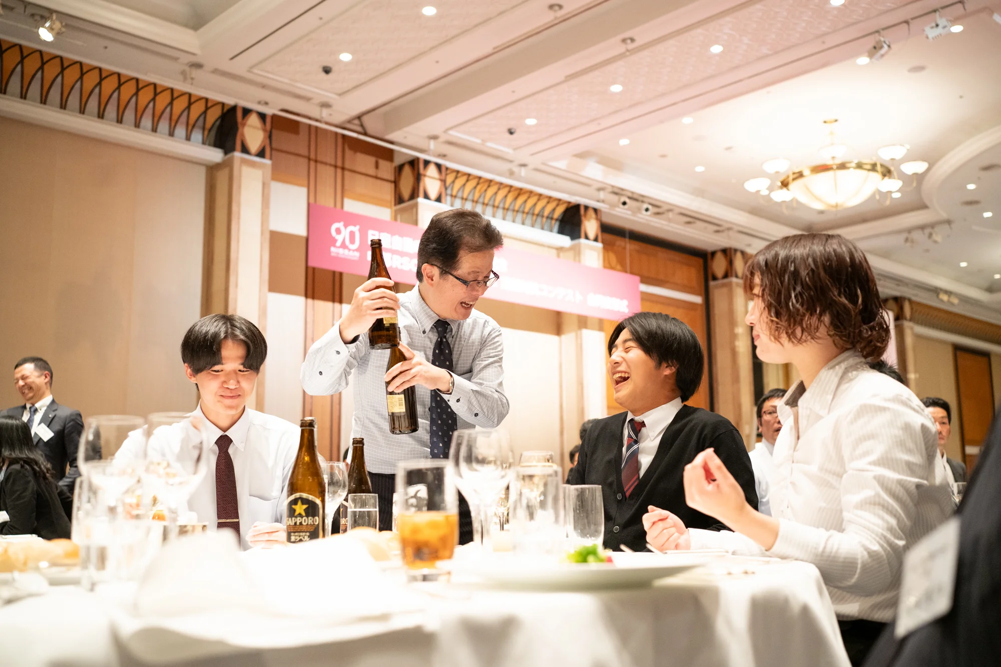 企業の宴会・懇親会で笑顔の参加者