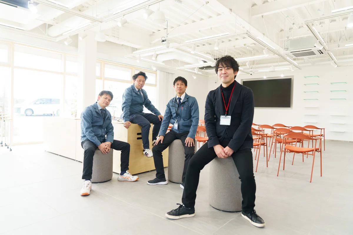 明るいオフィスで撮影した企業チームの集合写真
