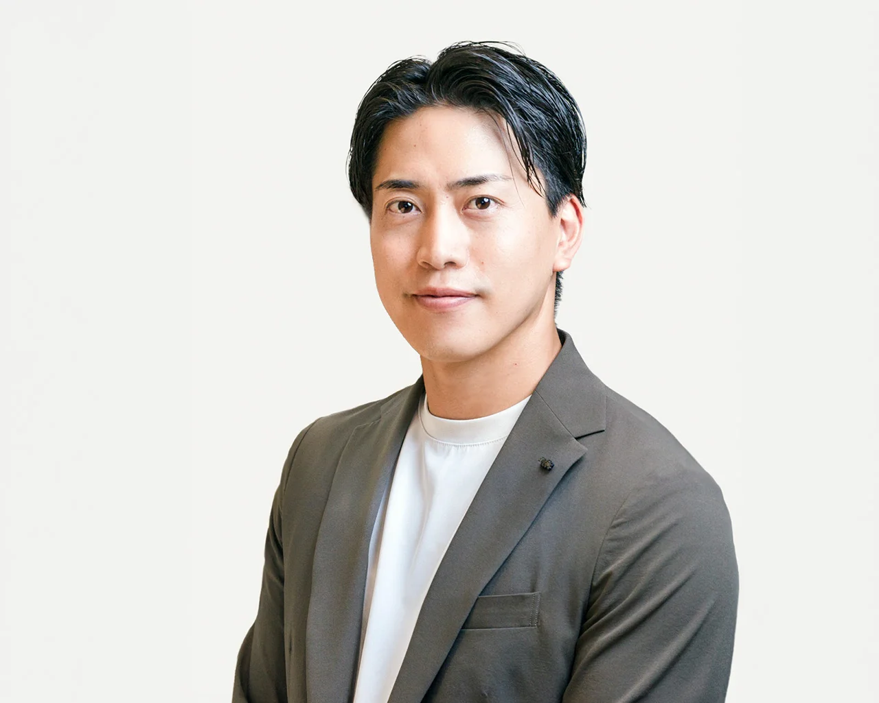 男性のプロフィールポートレート写真