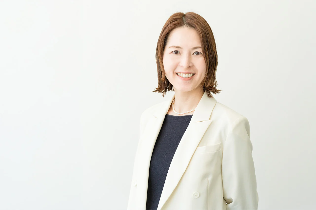 白いジャケットで笑顔のビジネスポートレート