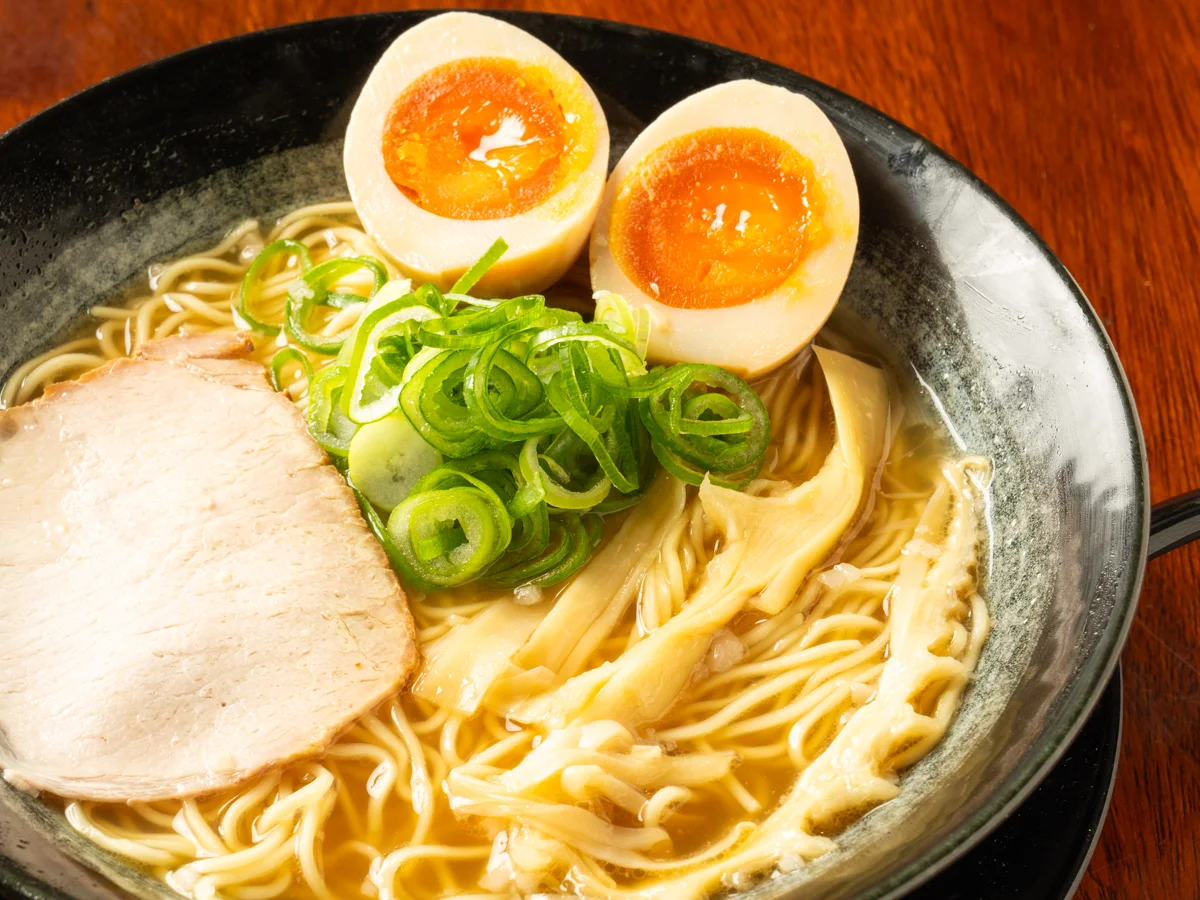 具材を盛り付けたラーメンの写真