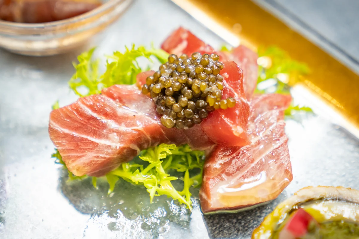 盛り付けた一皿を接写した料理写真