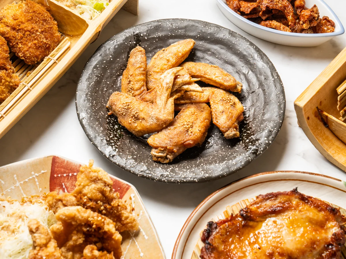 複数の料理を俯瞰で並べた写真