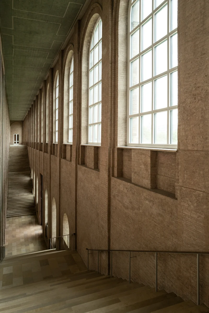光の入る大階段を撮影した建築写真