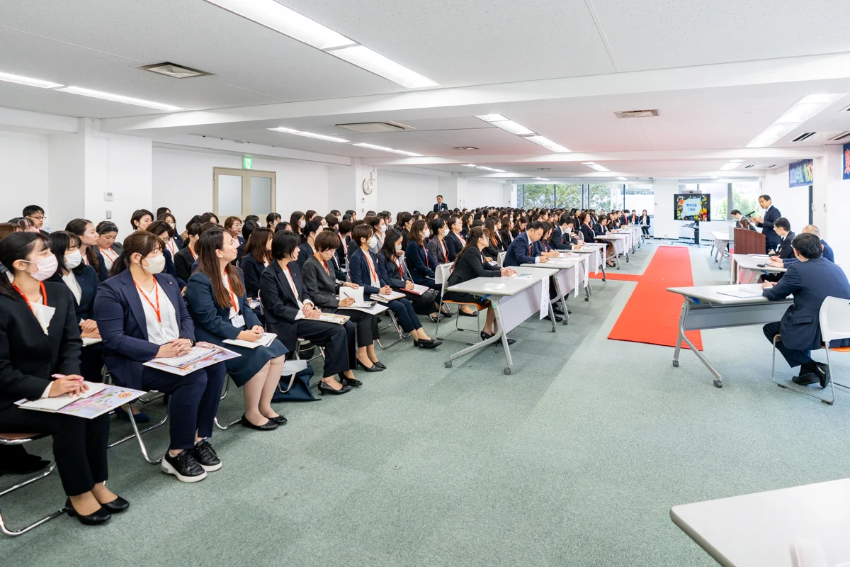 セミナー会場で聴講する参加者の写真